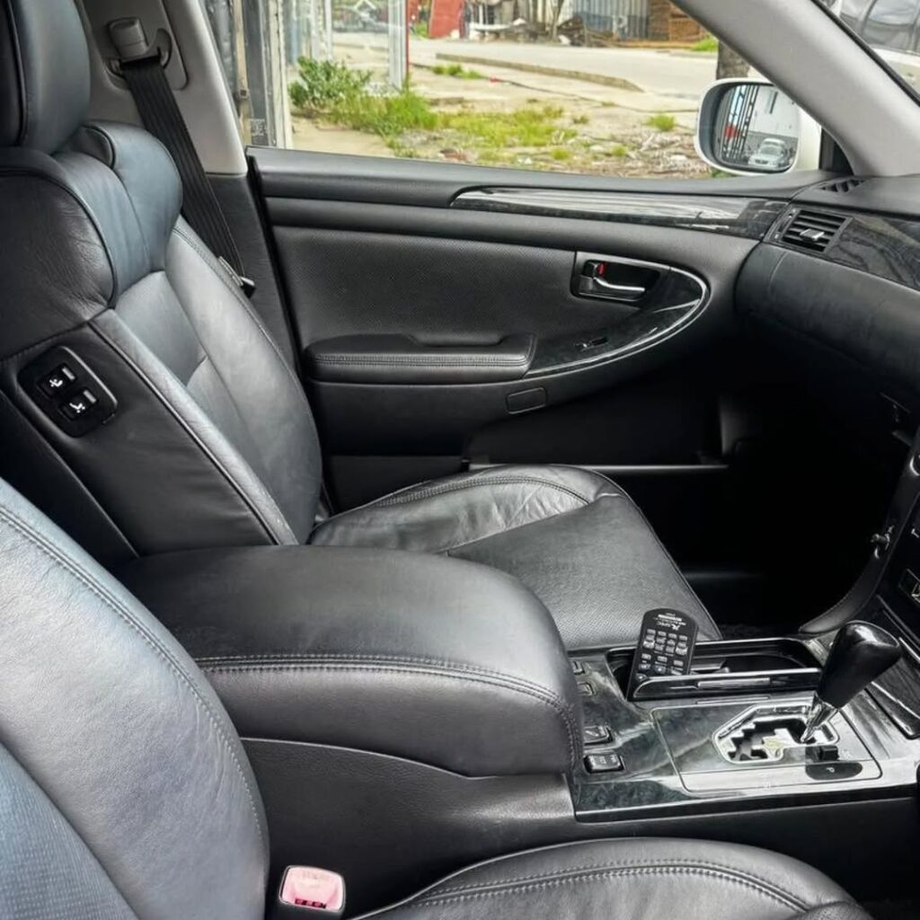Price Toyota Crown 2006 for Sale in Dar es Salaam