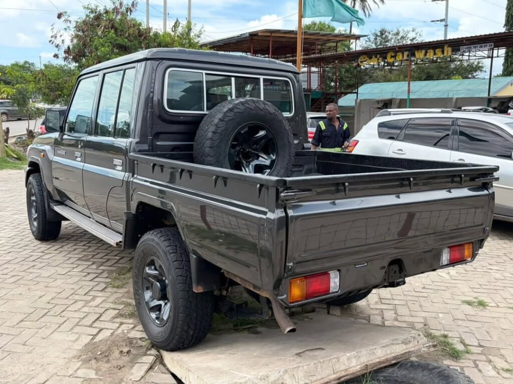 Magari Sokoni Toyota Land Cruiser 79 Pickup ya Bei Poa 2018