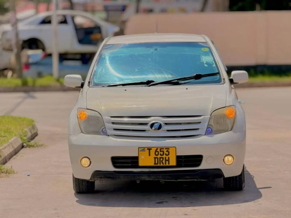 Magari Sokoni Toyota IST ya Bei Poa 2004