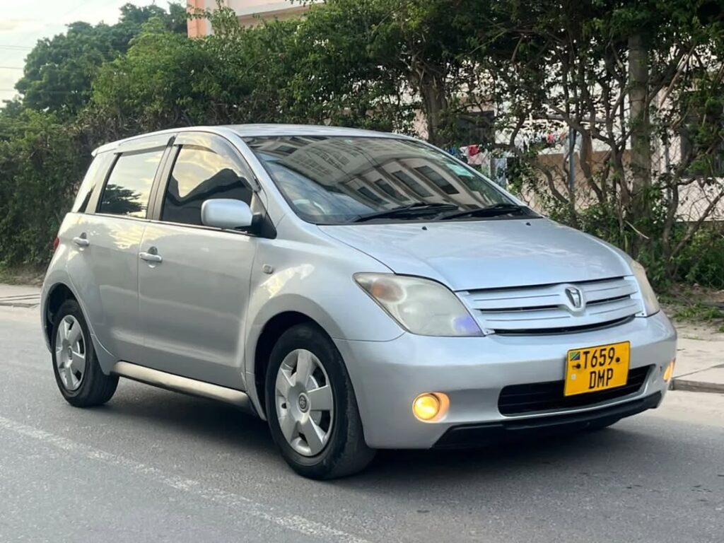 Magari Sokoni Toyota IST ya Bei Poa 2005