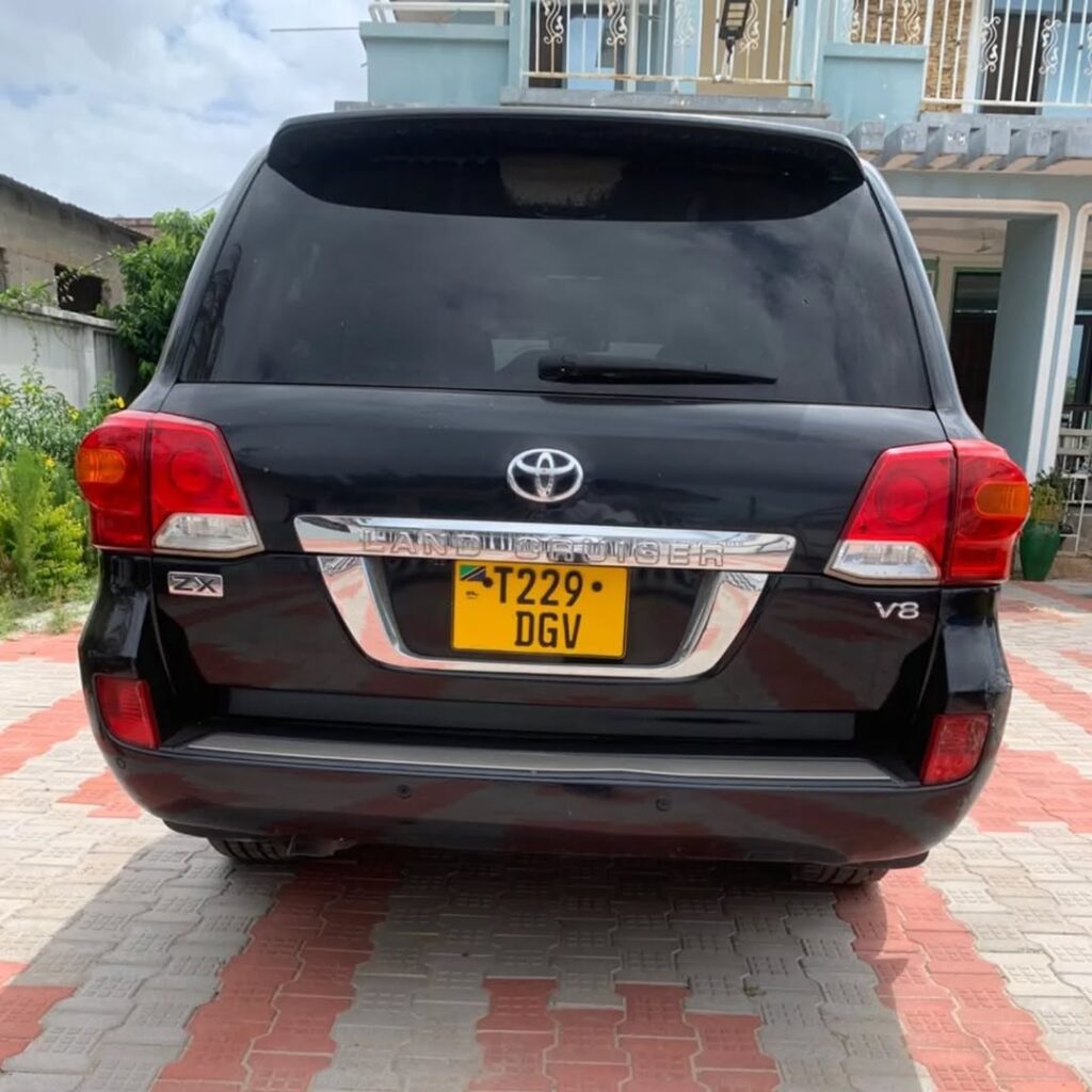 Toyota Land Cruiser V8 bei poa sokoni Dar es Salaam Tanzania