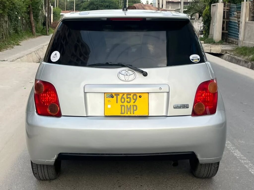 Magari Sokoni Toyota IST ya Bei Poa 2005