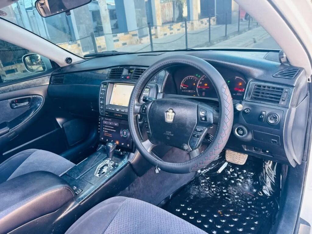 Toyota Crown bei poa sokoni Dar es Salaam Tanzania