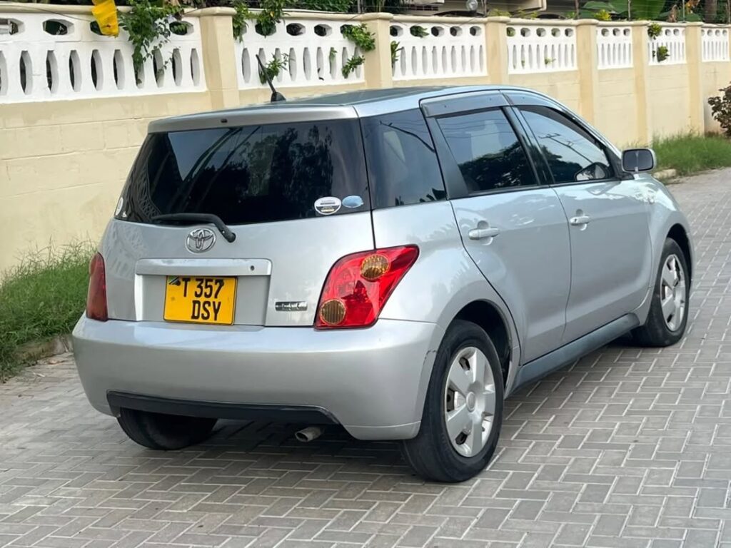 Magari Sokoni Toyota IST ya Bei Poa 2005