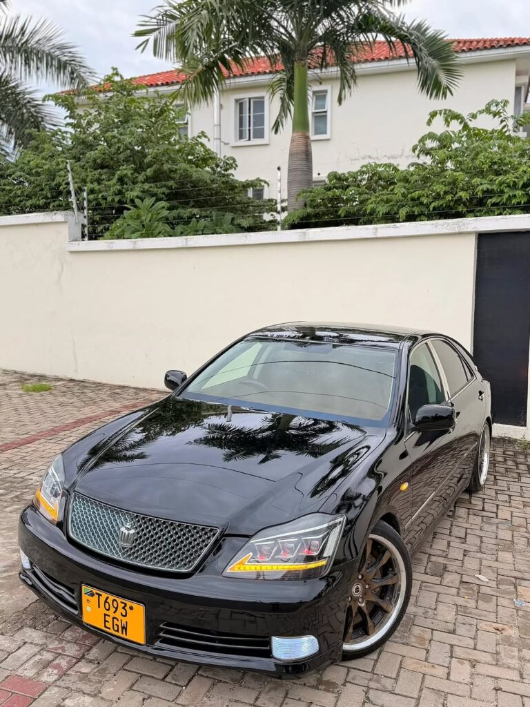 Price Toyota Crown 2004 for Sale in Dar es Salaam