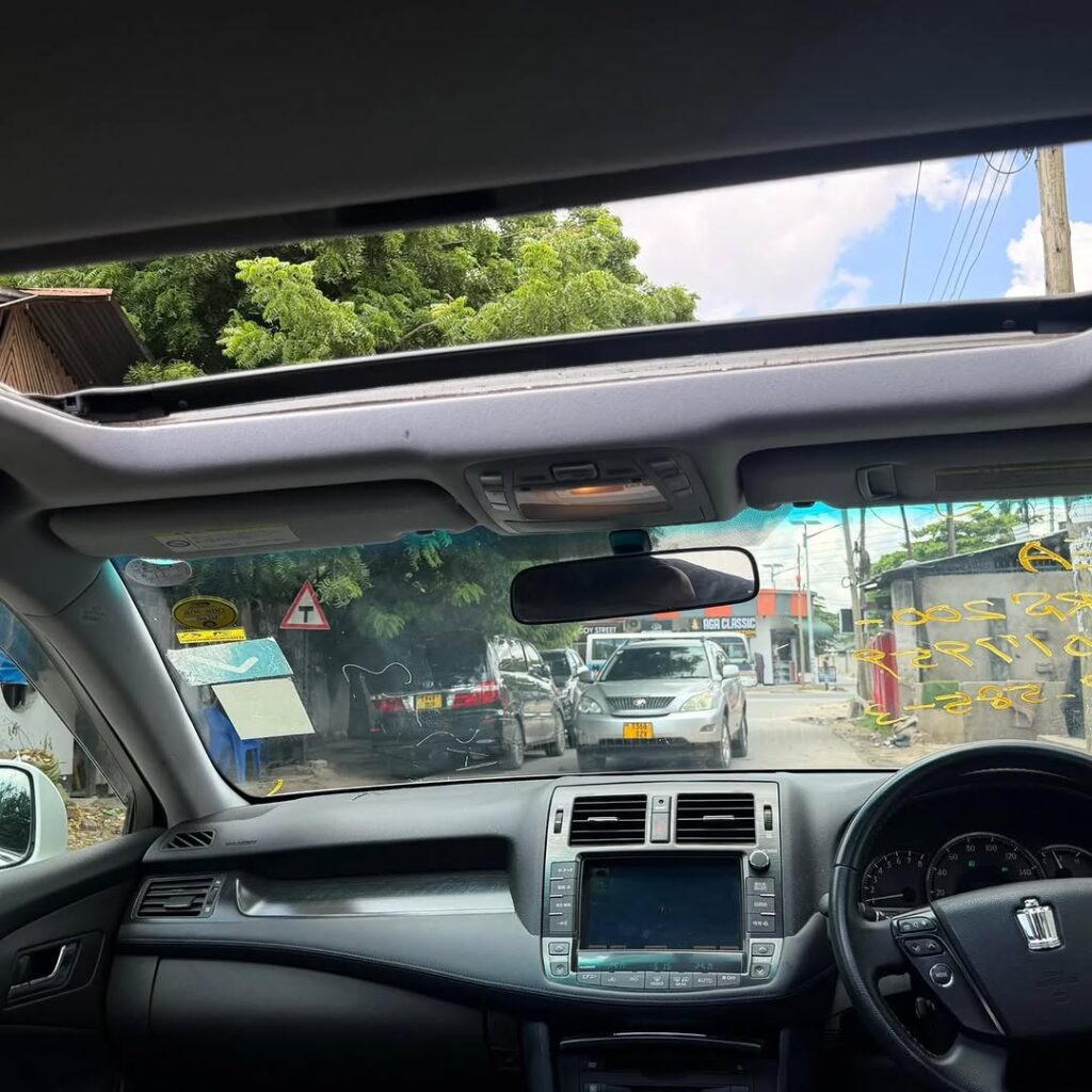 Toyota Crown bei poa sokoni Dar es Salaam Tanzania