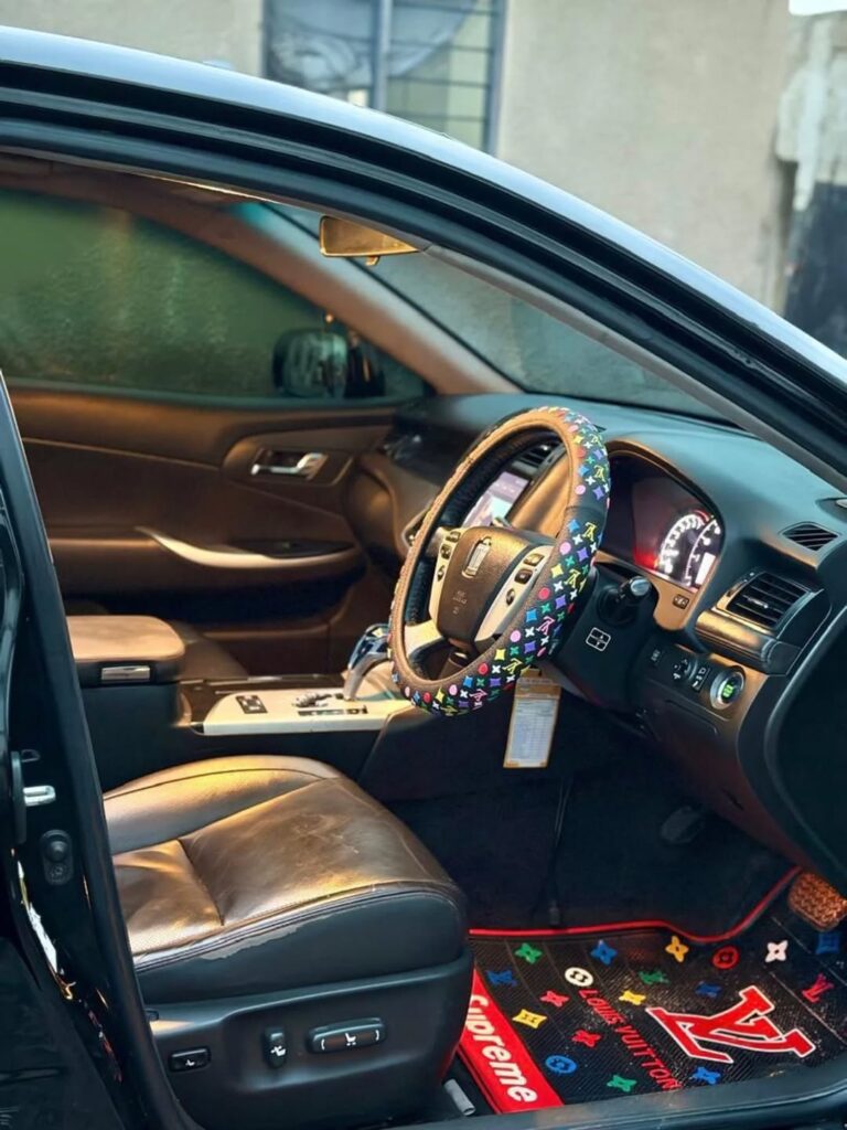 Toyota Crown bei poa sokoni Dar es Salaam Tanzania