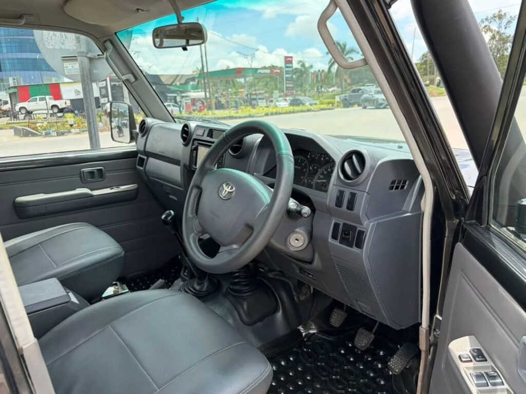 Magari Land Cruiser 79 Pickup 2018 lipo Dar es Salaam