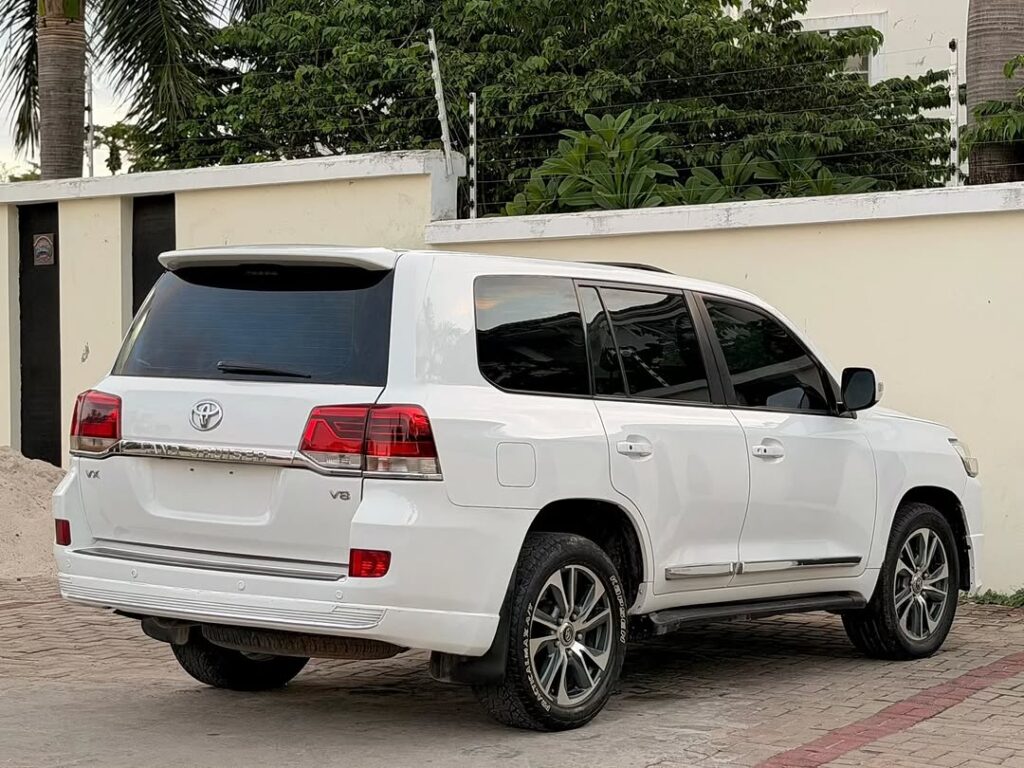 Used Toyota Land Cruiser V8 2009 for Sale in Dar es Salaam
