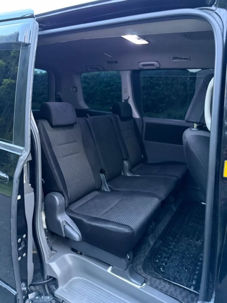 Toyota Noah bei poa sokoni Dar es Salaam Tanzania