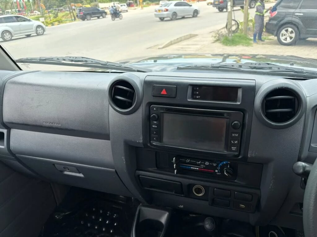 Toyota Land Cruiser 79 Pickup 2018 Inauzwa Dar es Salaam Tanzania