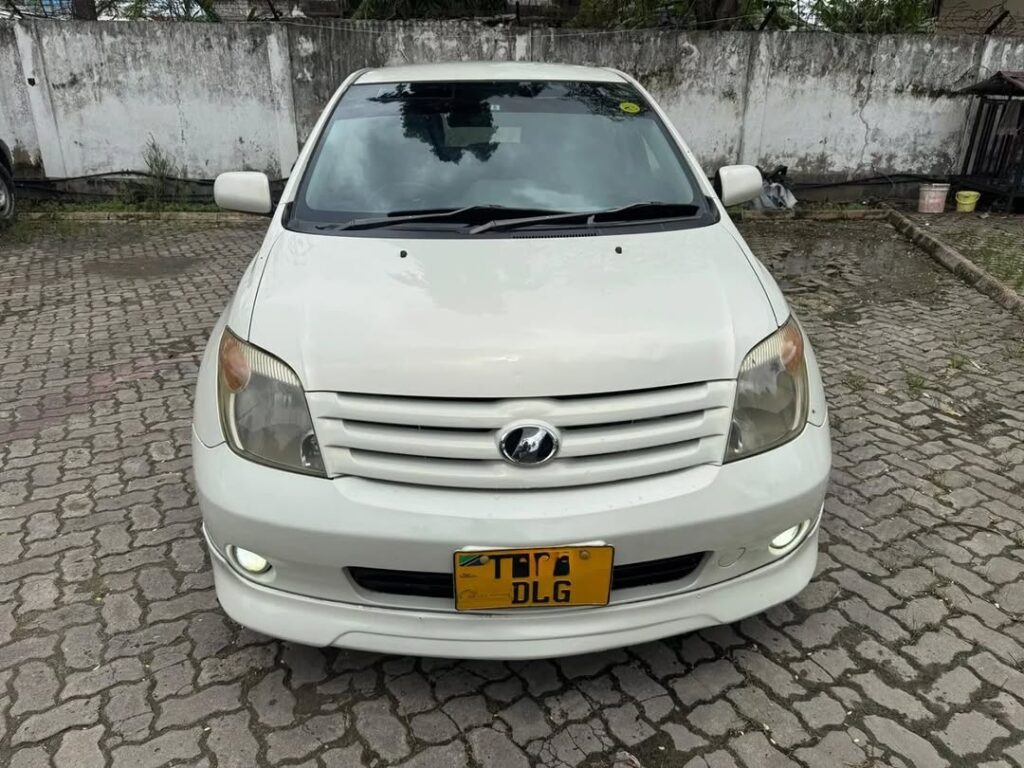 Magari Sokoni Toyota IST ya Bei Poa 2005