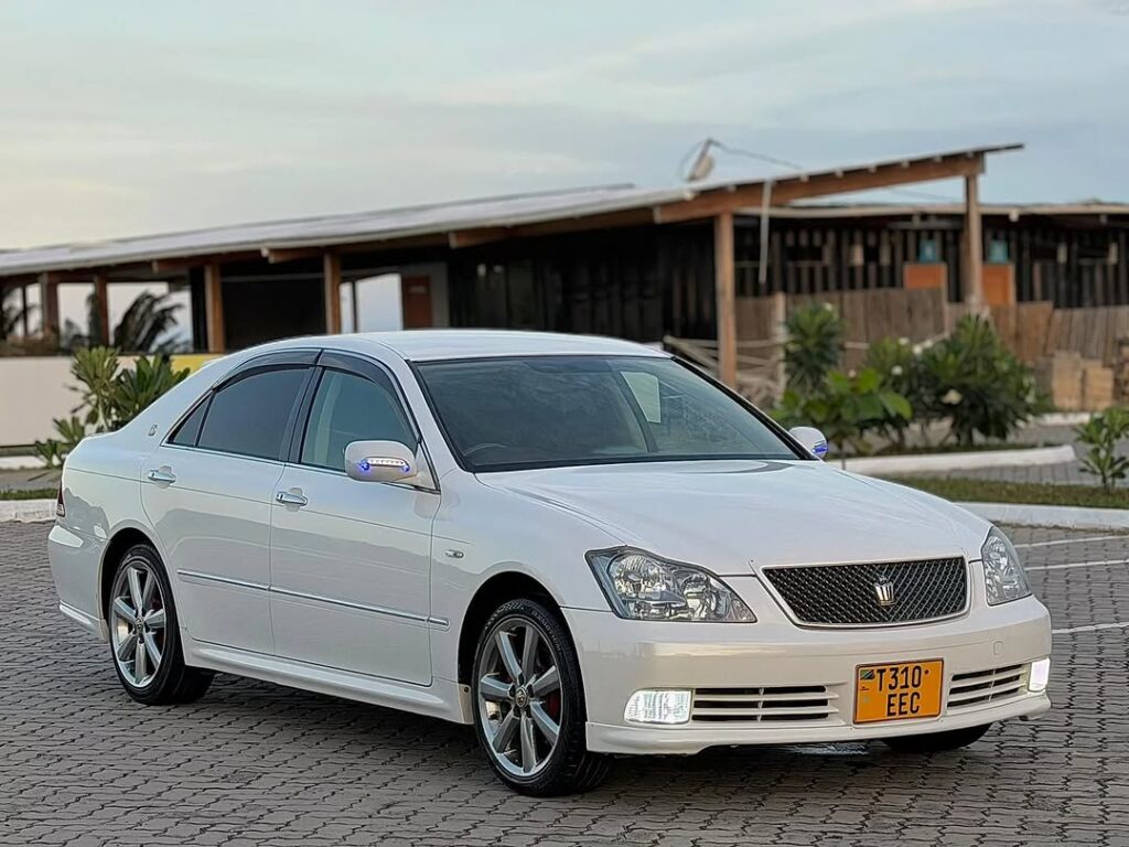Used Toyota Crown 2004 for Sale in Dar es Salaam