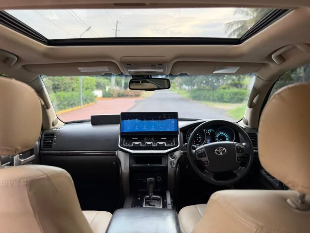 Toyota Land Cruiser V8 bei poa sokoni Dar es Salaam Tanzania