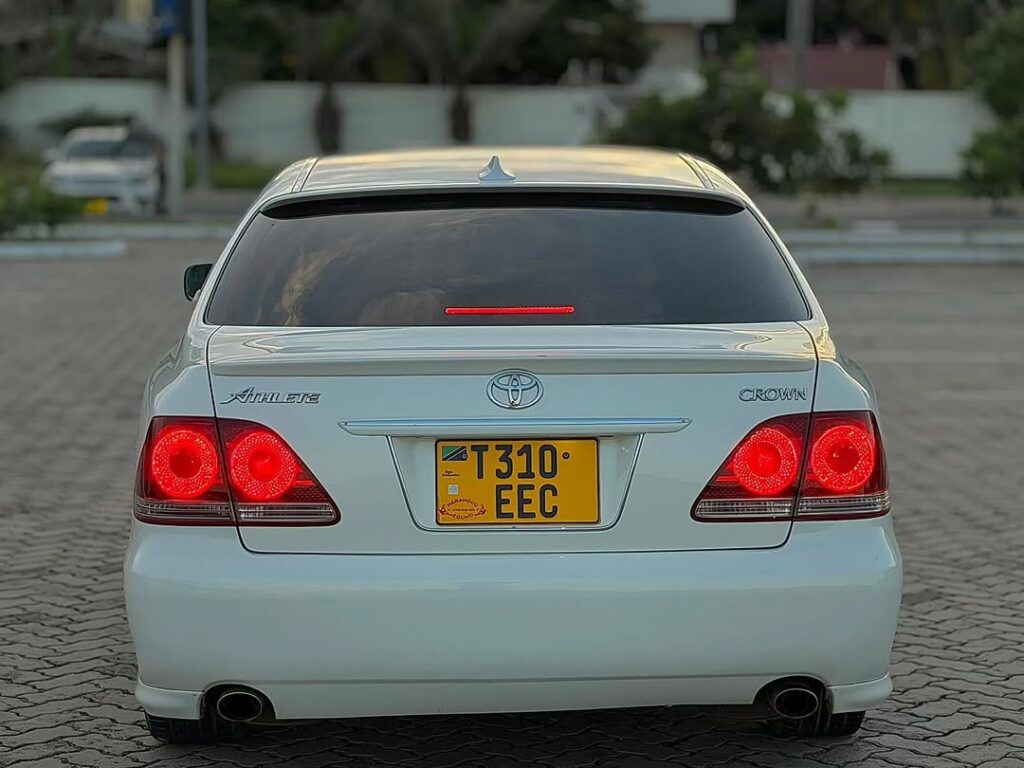 For Sale Toyota Crown 2004 in Dar es Salaam