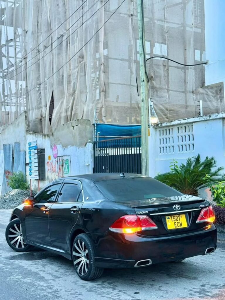 Magari Sokoni Toyota Crown ya Bei Poa 2011