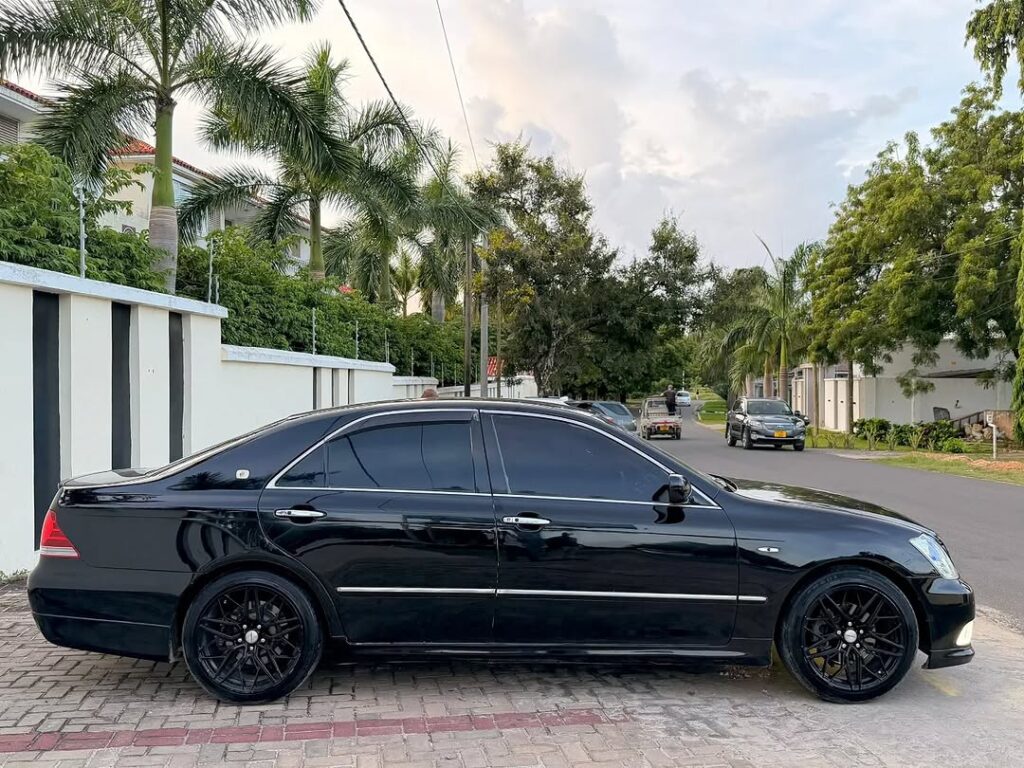 Magari Used Toyota Crown 2004 Dar es Salaam Tanzania