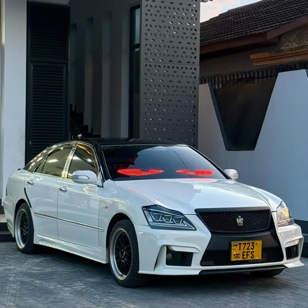Toyota Crown bei poa sokoni Dar es Salaam Tanzania