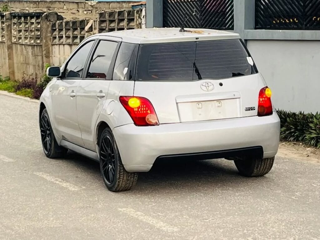 Magari IST 2004 lipo Dar es Salaam