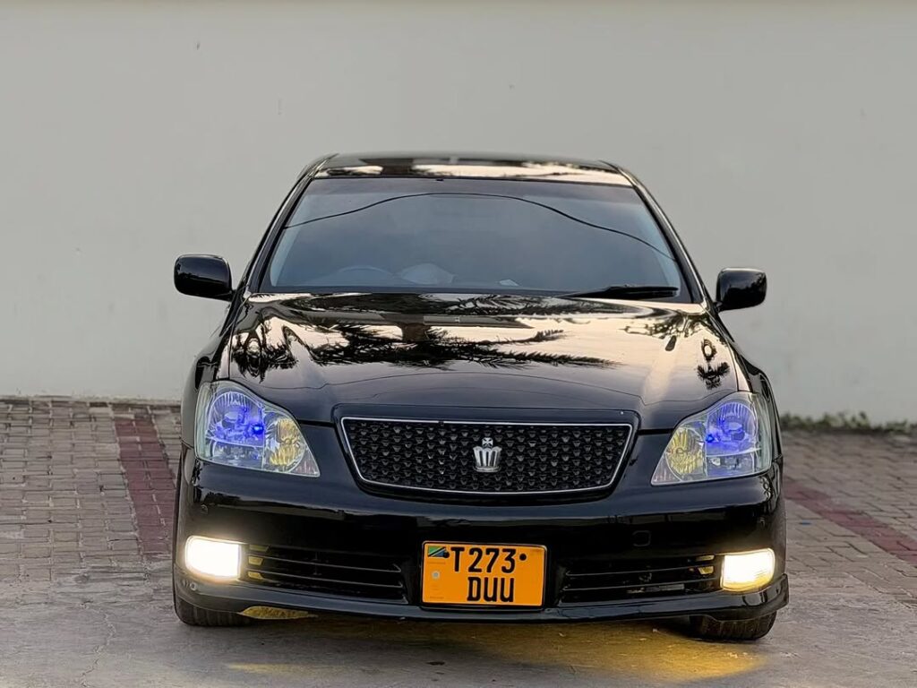 Magari Crown 2004 lipo Dar es Salaam