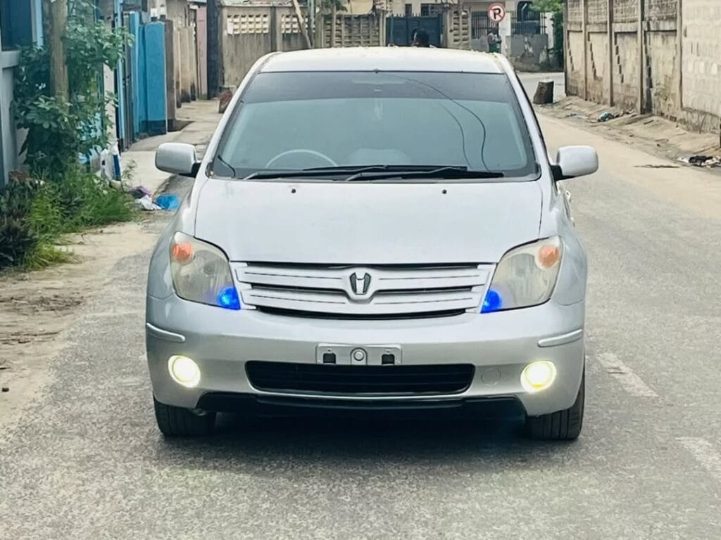 Magari Sokoni Toyota IST ya Bei Poa 2004
