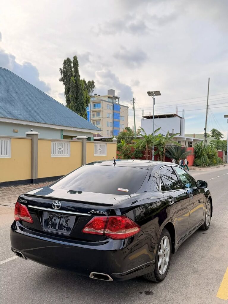 Magari Sokoni Toyota Crown ya Bei Poa 2009