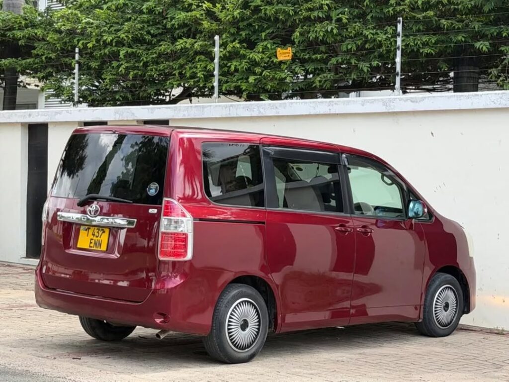 Magari Sokoni Toyota Noah ya Bei Poa 2008