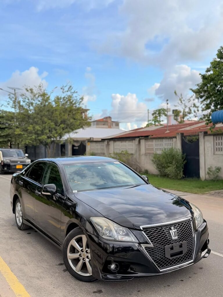 Toyota Crown bei poa sokoni Dar es Salaam Tanzania