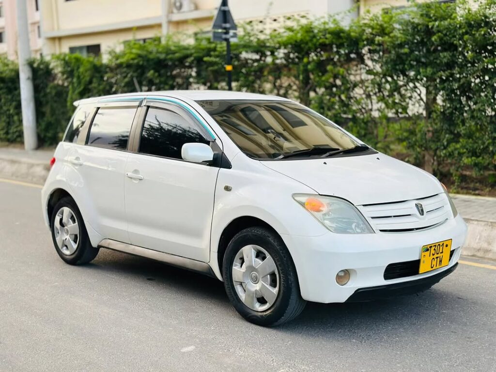 Magari Sokoni Toyota IST ya Bei Poa 2002