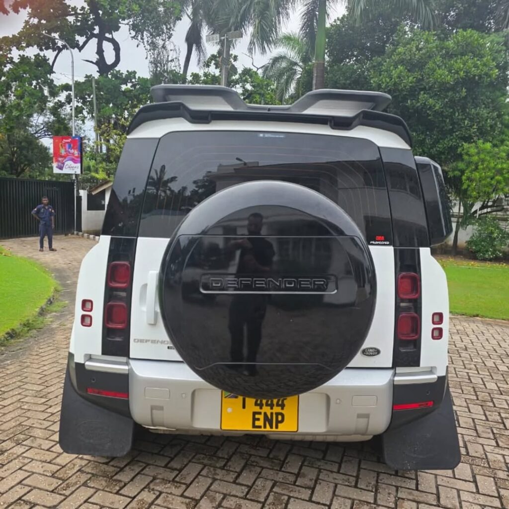 Magari Sokoni Land Rover Defender ya Bei Poa 2022