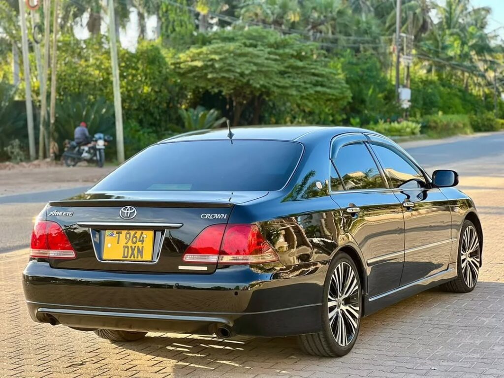 Toyota Crown bei poa sokoni Dar es Salaam Tanzania