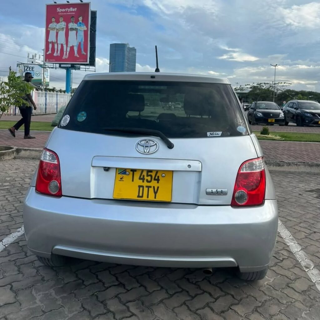 Magari Sokoni Toyota IST ya Bei Poa 2006