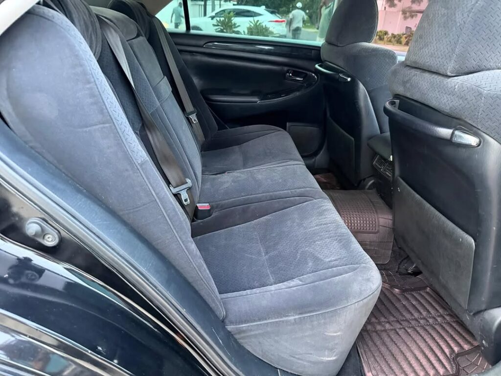 Magari Sokoni Toyota Crown ya Bei Poa 2004