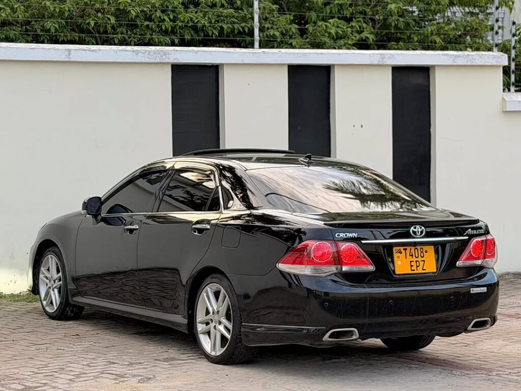 Magari Sokoni Toyota Crown ya Bei Poa 2011