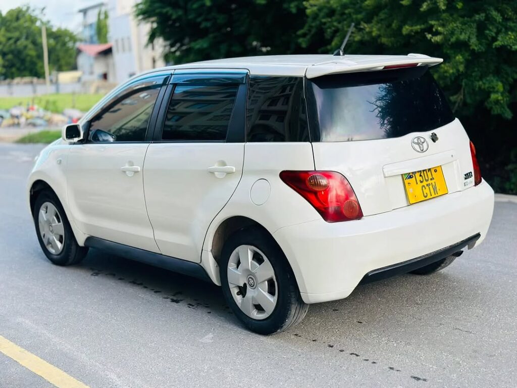 Magari Sokoni Toyota IST ya Bei Poa 2002