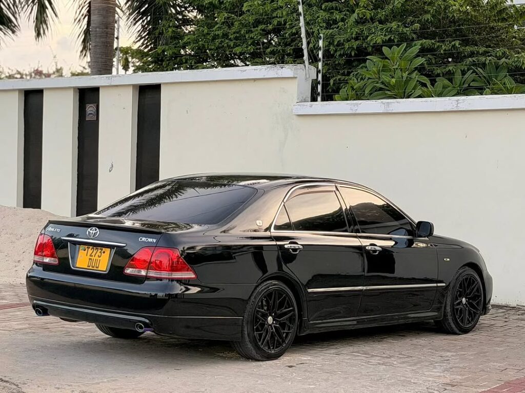 Toyota Crown bei poa sokoni Dar es Salaam Tanzania