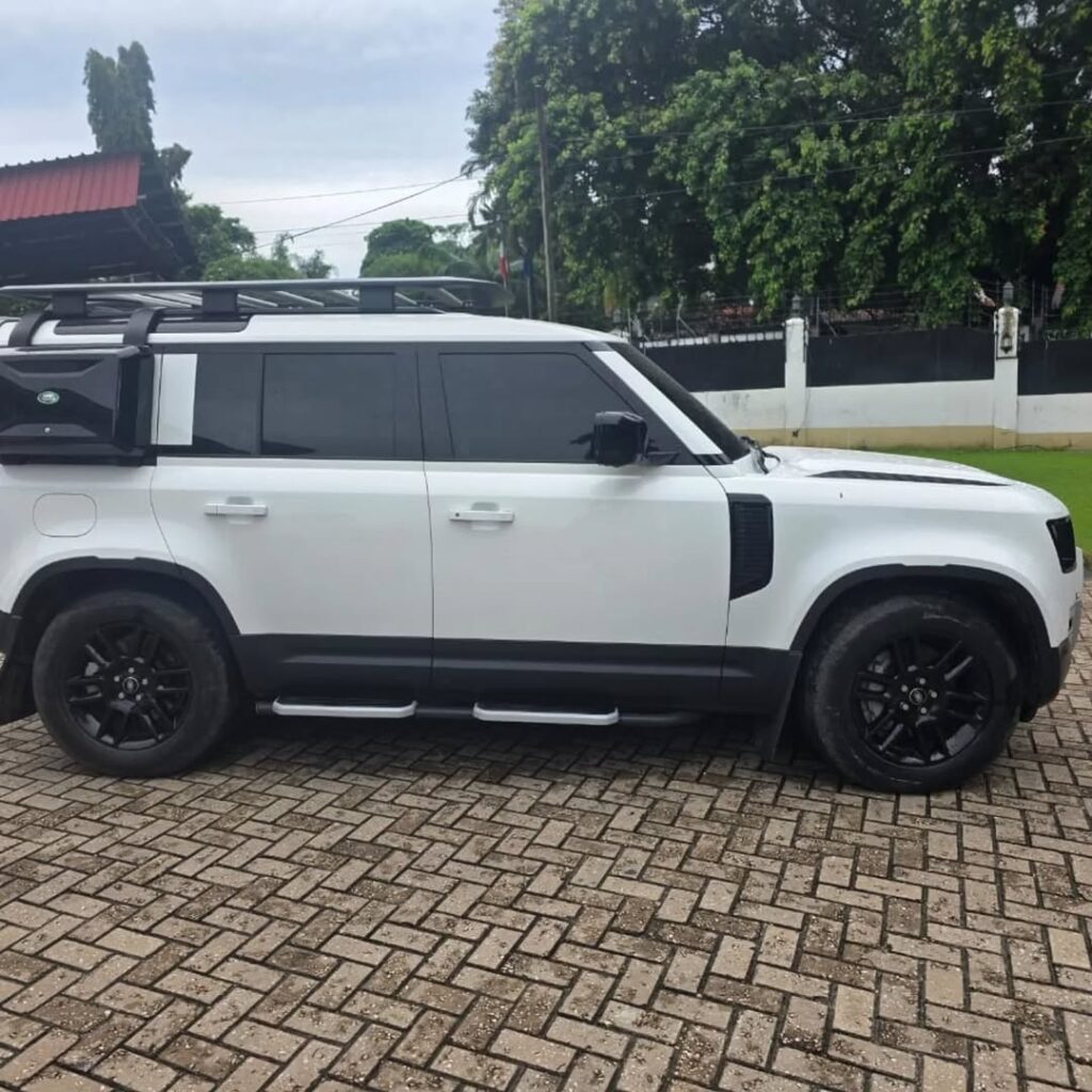 Land Rover Defender bei poa sokoni Dar es Salaam Tanzania