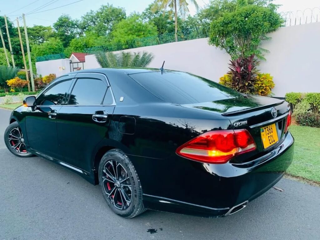 Toyota Crown bei poa sokoni Dar es Salaam Tanzania