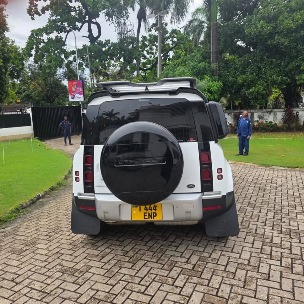 Magari Sokoni Land Rover Defender ya Bei Poa 2022