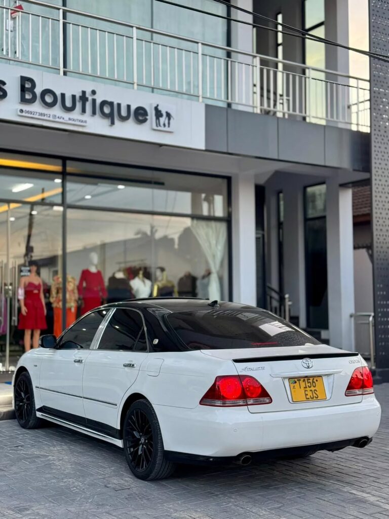 Price Toyota Crown 2005 for Sale in Dar es Salaam