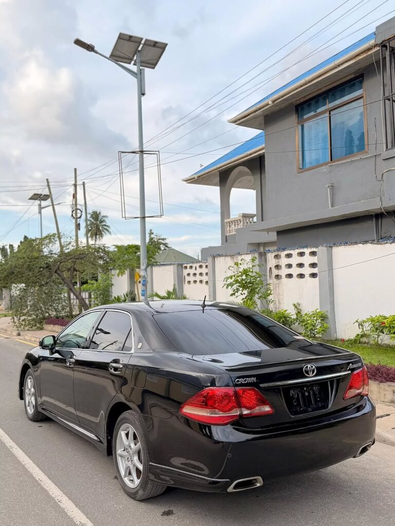 Toyota Crown 2009 Inauzwa Dar es Salaam Tanzania