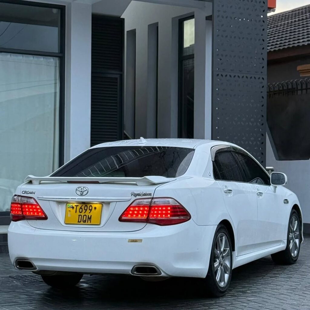 Magari Sokoni Toyota Crown ya Bei Poa 2011