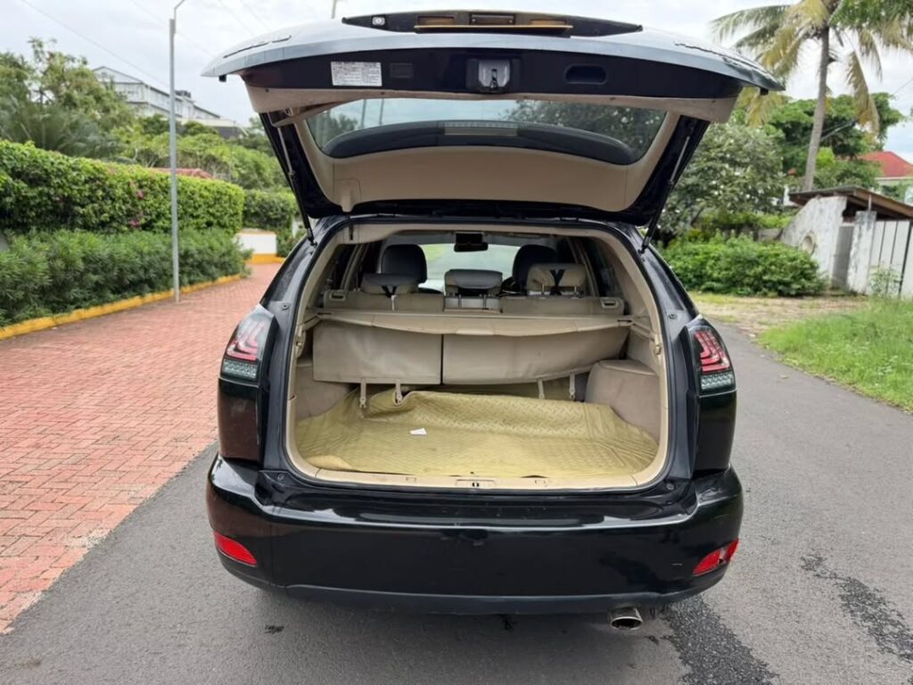 Price Toyota Harrier 2004 for Sale in Dar es Salaam