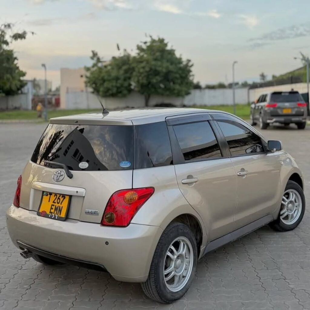 Magari Sokoni Toyota IST ya Bei Poa 2004