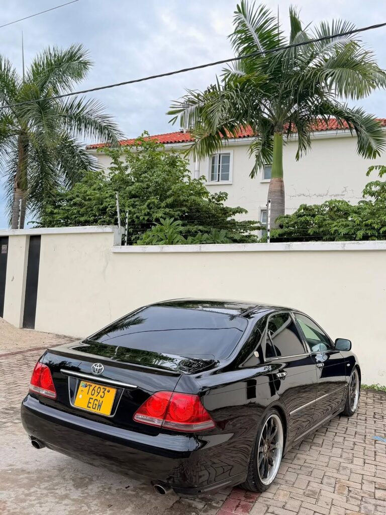 Buy Toyota Crown 2004 for Sale in Dar es Salaam