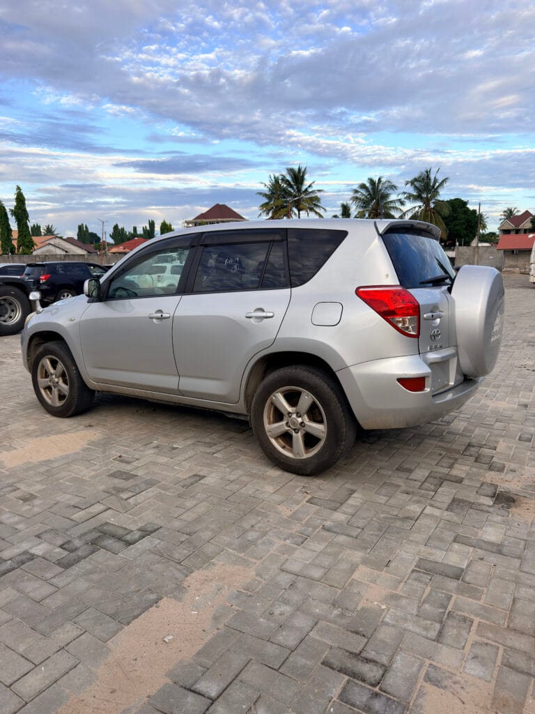 Magari Rav4 2006 lipo Dar es salaam