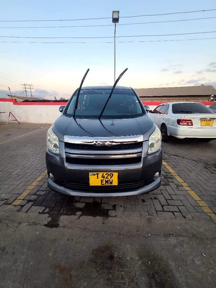Toyota Noah 2013 Inauzwa Arusha Tanzania
