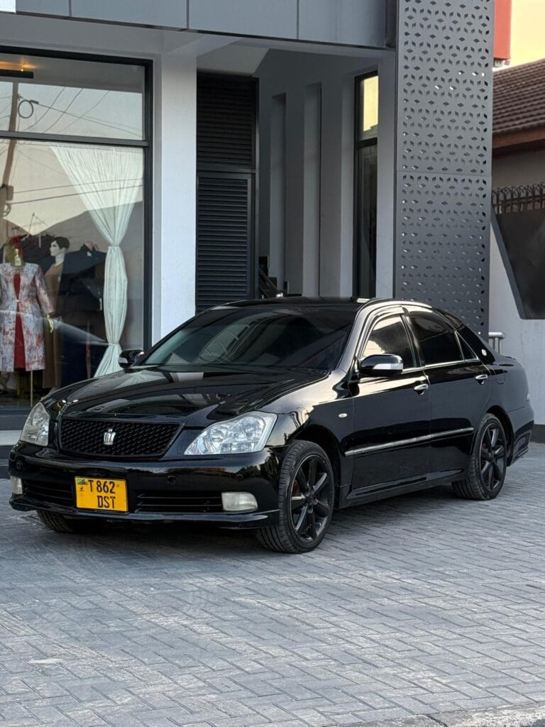 Magari Crown 2004 lipo Dar es salaam