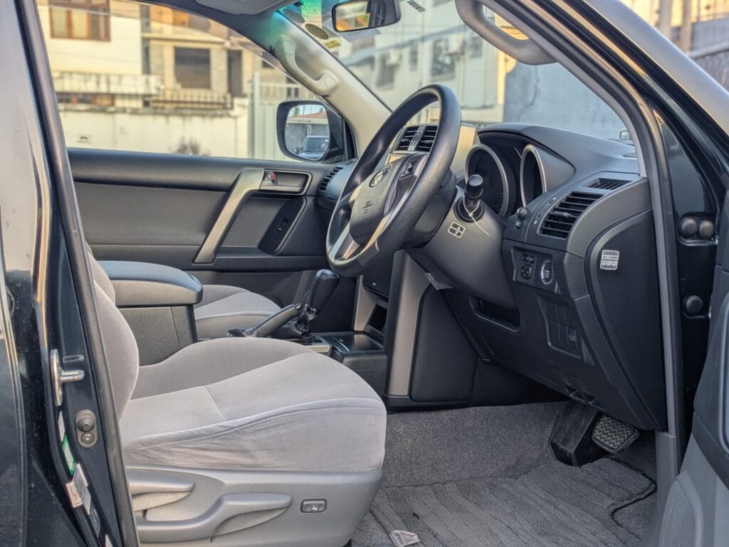Toyota Land Cruiser Prado bei poa sokoni Dar es Salaam Tanzania