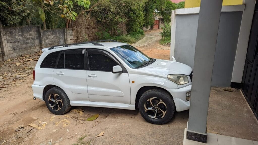 Magari Sokoni Toyota Rav4 ya Bei Poa 2004